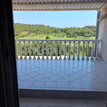 Elena & Damir Apartment Vis